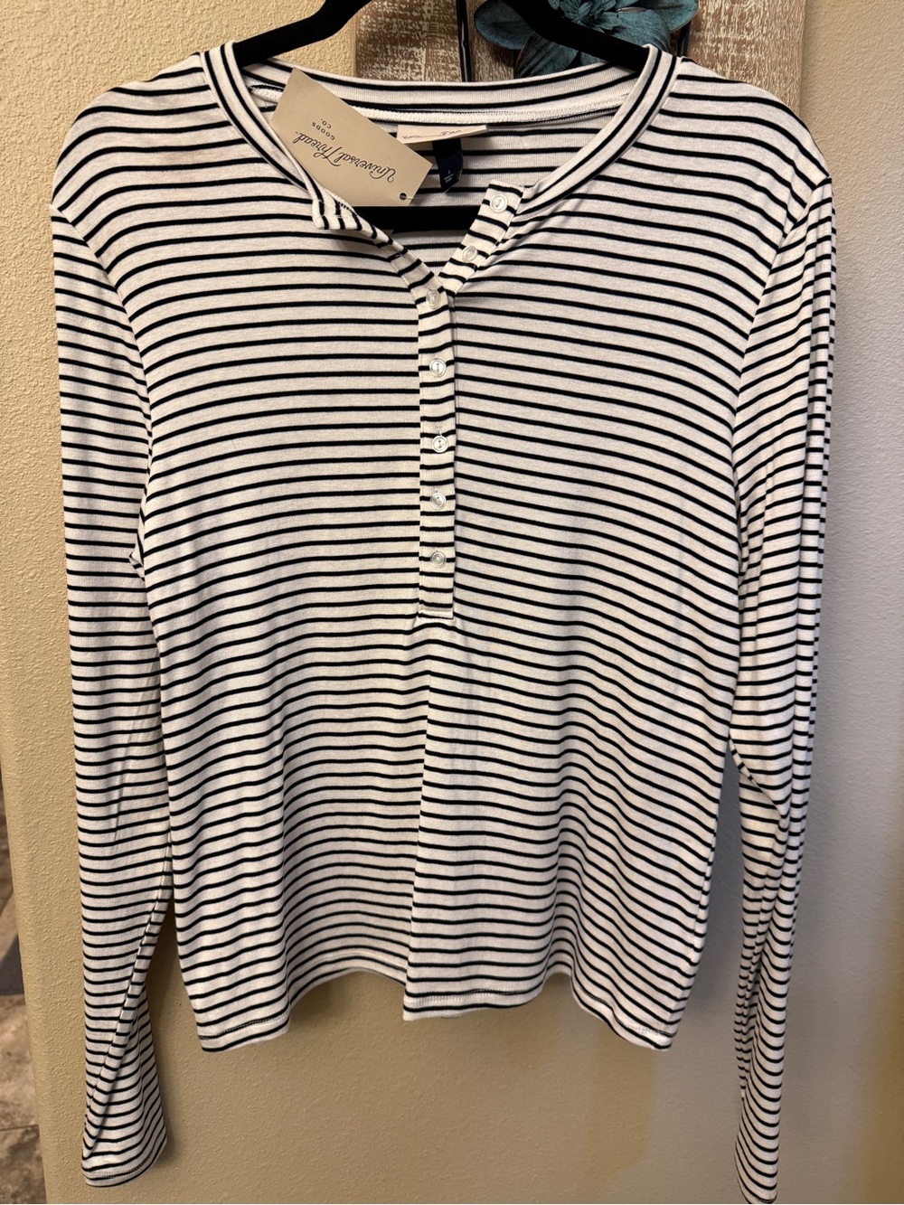Universal Thread Black & White Striped Long Sleeve Henley Tee Womens Large NWT